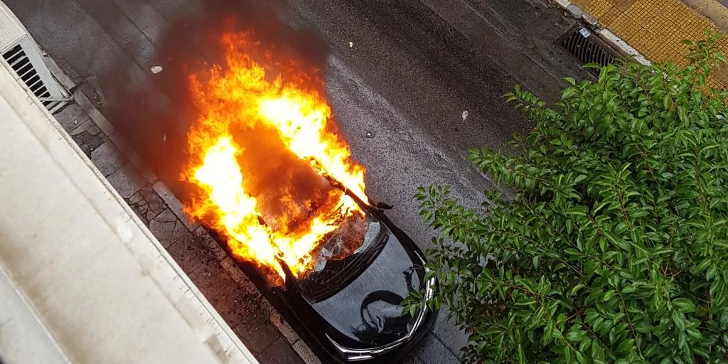 Πυρπόλησαν αυτοκίνητο στη Χαριλάου Τρικούπη (εικόνες)